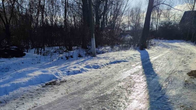 У вихідні в Україні очікується мокрий сніг, на дорогах ожеледиця, у неділю похолодає