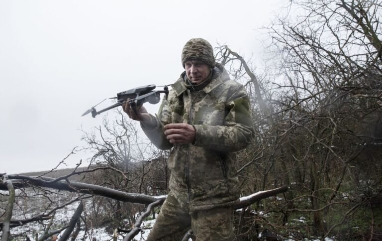 Поїхав без екіпажу в річку. Нацгвардійці влучним скидом з дрона знищили танк (відео)