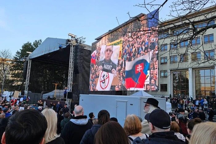 У Братиславі пройшли масові протести проти уряду Фіцо